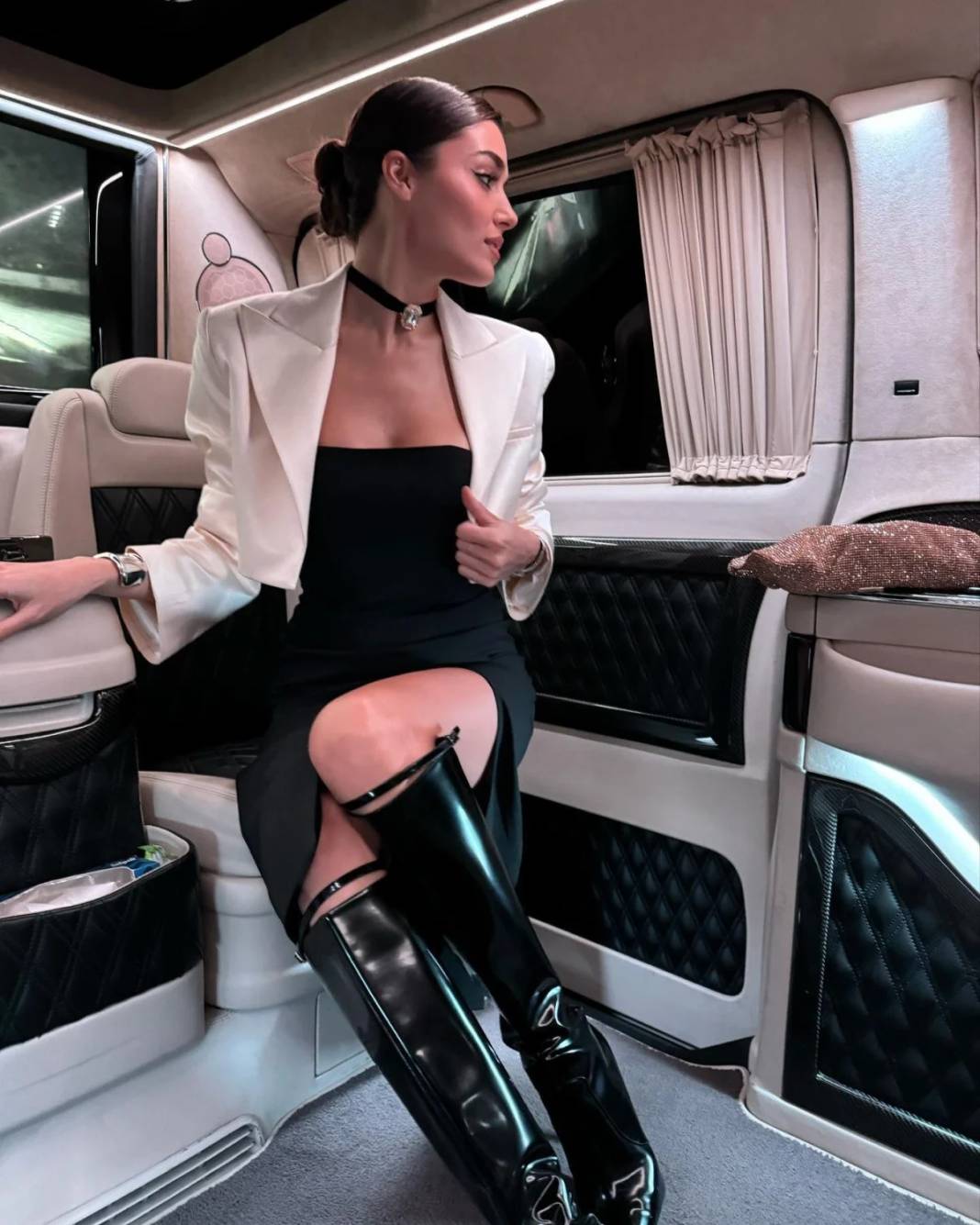 Hande Erçel minibüs pozlarıyla yaktı geçti! Hakan Sabancı'nın lüks arabasında olay pozlar, çizmeli tarzına beğeni yağdı 2